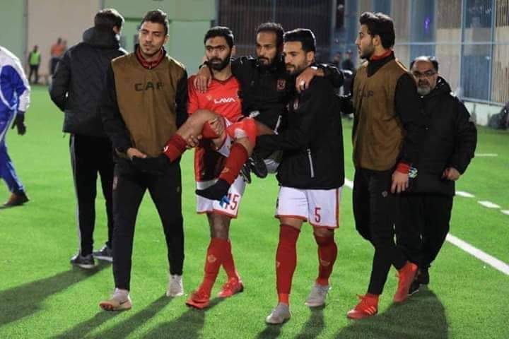 وليد سليمان محمولا من لاعبى الأهلى بعد إصابته فى لقاء الشبيبة